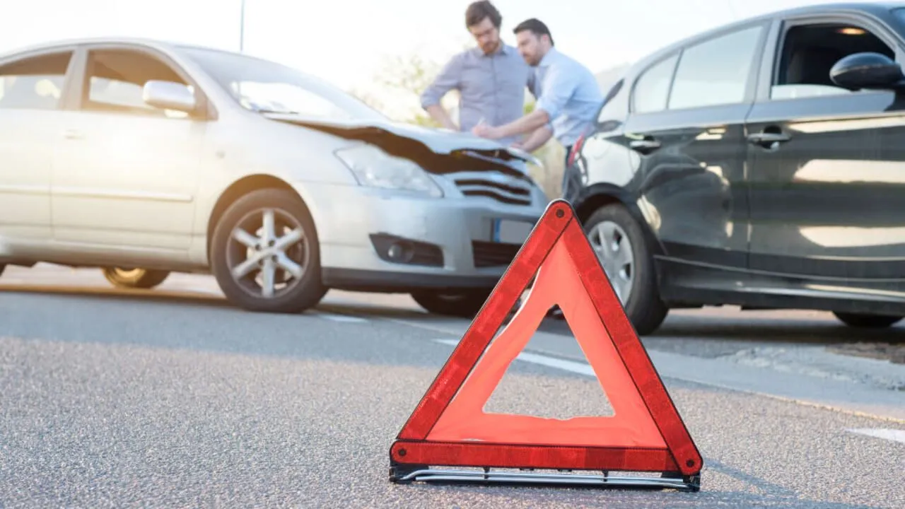 HALİLİYE’DE OTOMOBİLLER ÇARPIŞTI